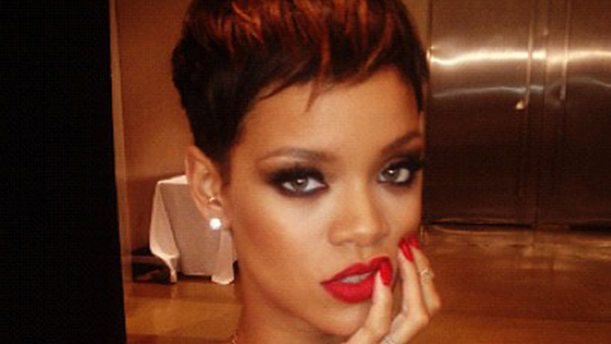 Rihanna var snyggt sminkad för en fotografering. 